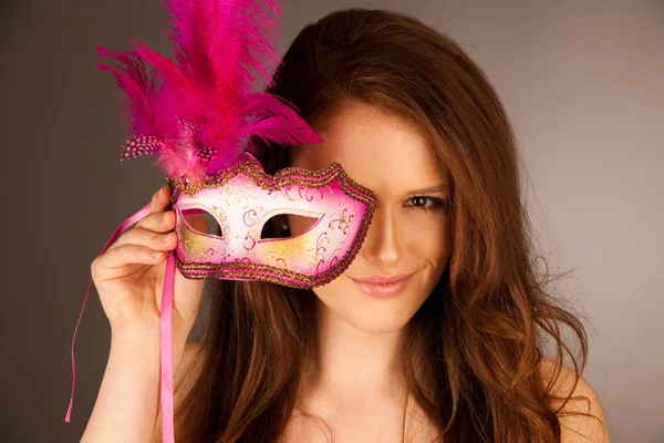 Attraktive junge Frau mit venezianischer Maske — Stockfoto