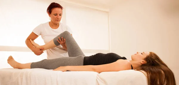 Fisioterapia-terapeuta haciendo ejercicio con el paciente, trabajando en le — Foto de Stock