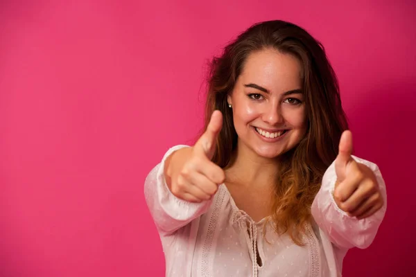 Hermosa joven mostrando el pulgar hacia arriba como un gesto de éxito —  Fotos de Stock