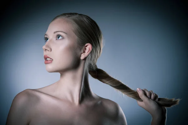 Retrato de belleza de mujer caucásica joven atractiva con largo br —  Fotos de Stock