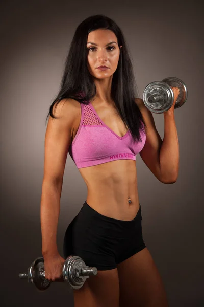 Belíssimo exercício hispânico mulher com halteres estúdio retrato — Fotografia de Stock
