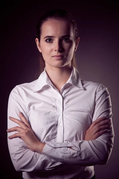 Корпоративный портрет деловой женщины на темно-сером фоне — стоковое фото