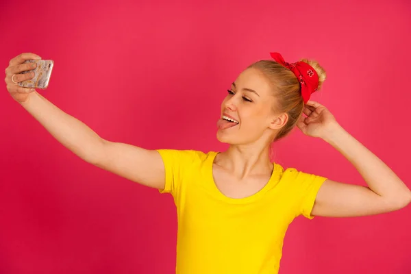 Belle jeune adolescente blonde en t-shirt jaune prenant se — Photo