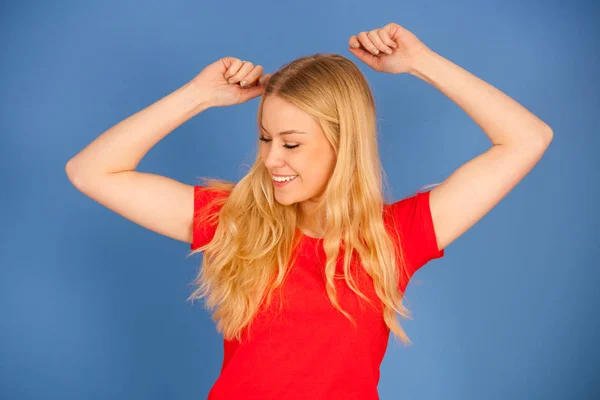 Krásná mladá blondýnka dospívající žena v pulzující t tričko dance iso — Stock fotografie