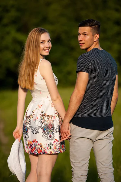 Active young couple on a wlak in the park on hot summer afternoo — Stock Photo, Image