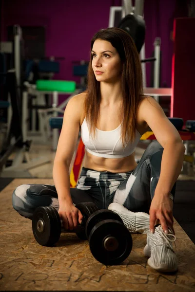 Ενεργό νεαρή γυναίκα αναπαύεται μετά την προπόνηση στο γυμναστήριο fitness club — Φωτογραφία Αρχείου