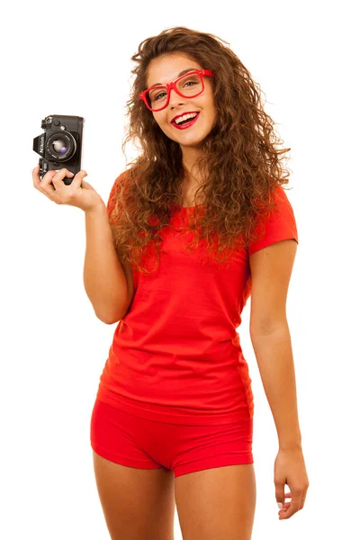 Жінка в червоному тримає ретро камеру ізольовані Ovr білий фон — стокове фото
