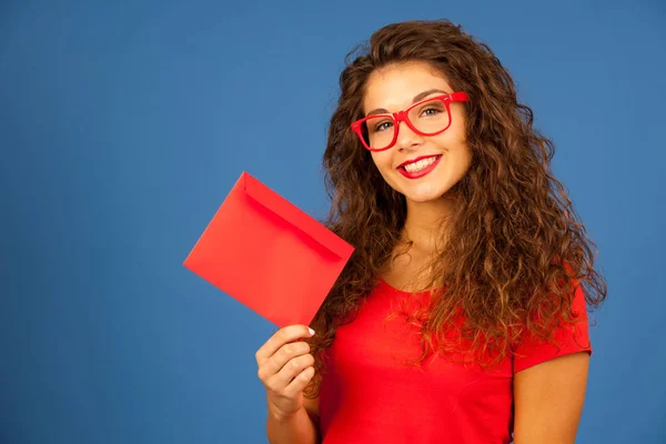 Schöne junge Frau in rot mit rotem Umschlag — Stockfoto