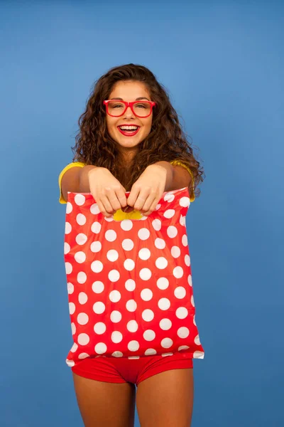 Mujer joven Veautiful con bolsas de la compra y tarjeta de crédito sobre bl — Foto de Stock