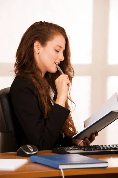 Beautiful young business woman work at her desk in the office wi — Stock Photo, Image