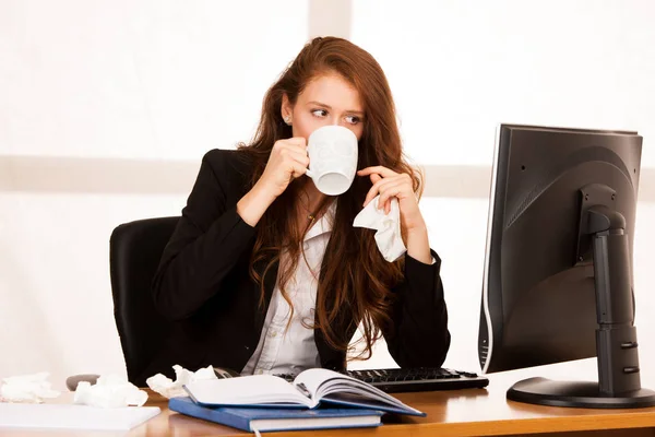 Il donna che soffre al lavoro dietro la scrivania nel suo ufficio — Foto Stock