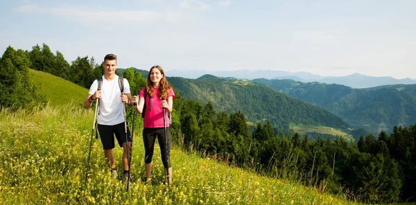 Ativo Bela Jovem Casal Caminhadas Ina Natureza Escalada Colina Montanha — Fotografia de Stock