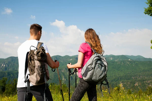 Ativo Bela Jovem Casal Caminhadas Ina Natureza Escalada Colina Montanha — Fotografia de Stock