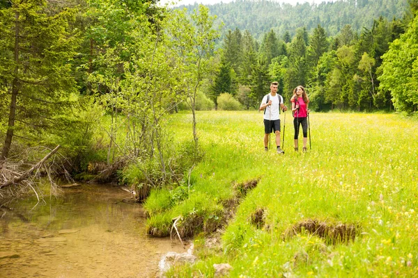 Activa Hermosa Pareja Joven Senderismo Ennaturaleza Escalada Colina Montaña Hombre —  Fotos de Stock