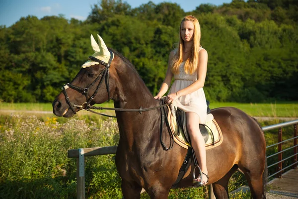 Jovem Mulher Ativa Montar Cavalo Natureza — Fotografia de Stock