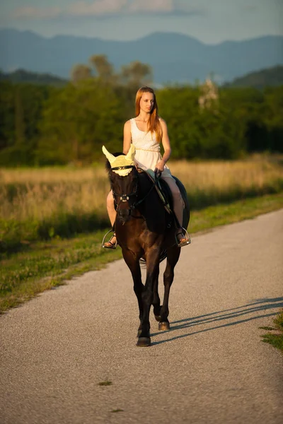 Mujer Joven Activa Montar Caballo Naturaleza —  Fotos de Stock