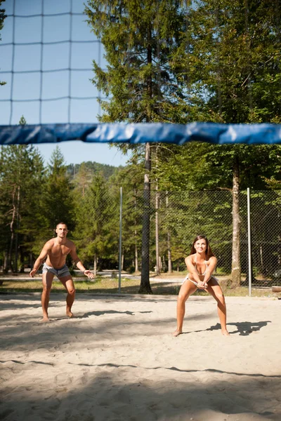 Aktywnego Młoda Para Pograć Siatkówkę Plażową Dzień Gorący Wimmer — Zdjęcie stockowe
