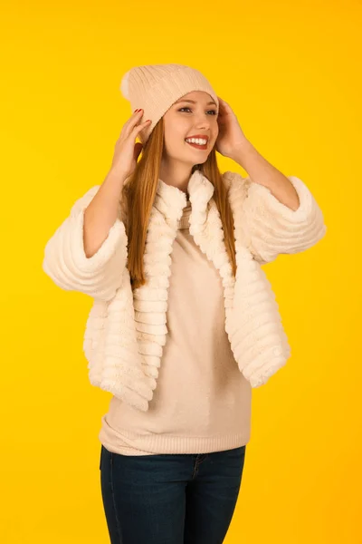 Retrato Beleza Mulher Casaco Inverno Pele Sobre Fundo Amarelo — Fotografia de Stock
