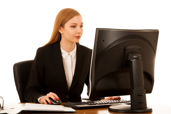 美しいビジネスの女性は 白い背景に分離された事務所で働いてください — ストック写真