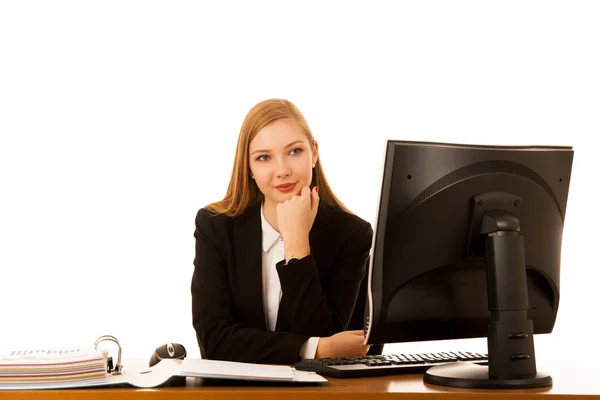 美しいビジネスの女性は 白い背景に分離された事務所で働いてください — ストック写真