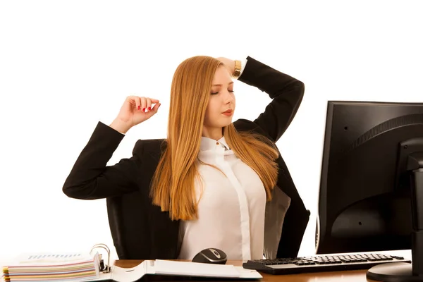 Biznes Kobieta Stretche Broni Podczas Pracy Biurze — Zdjęcie stockowe