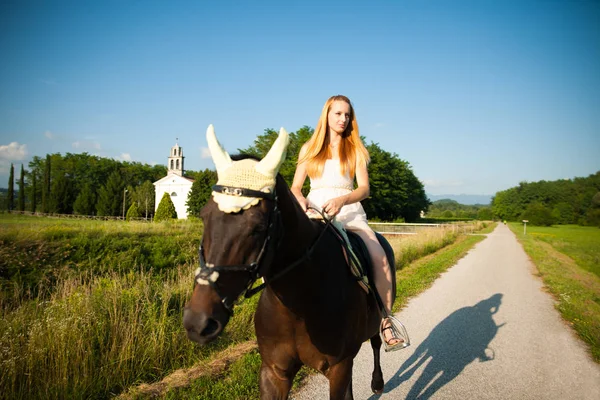 Aktywnego młoda kobieta jazdy konnej w przyrodzie — Zdjęcie stockowe