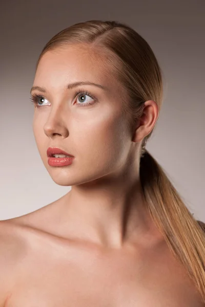 Retrato de belleza de mujer caucásica joven atractiva con largo br —  Fotos de Stock