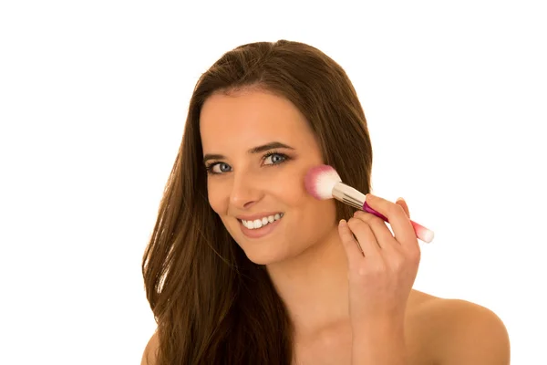 Hermosa joven caucásica morena mujer aplicando maquillaje con un —  Fotos de Stock