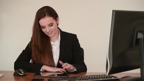 Επιχειρήσεων Γυναίκα Ελέγξετε Δεδομένα Και Γράψουν Ένα Χαρτί Στο Γραφείο — Αρχείο Βίντεο