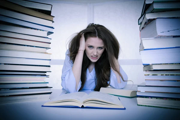 Aantrekkelijke jonge vrouw student undre stress terwijl studiing voor e — Stockfoto