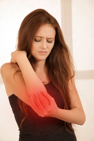 Armverletzung - junge Frau verletzt sich am Ellbogen — Stockfoto