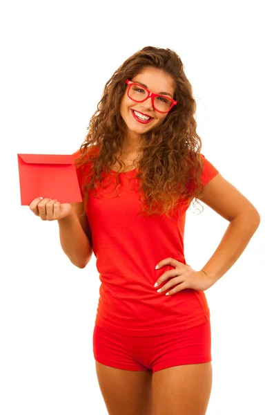 Mulher bonita em vermelho segurando envelope vermelho — Fotografia de Stock