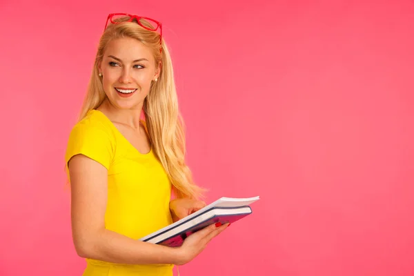 Όμορφη νεαρή γυναίκα ευτυχισμένη στην κίτρινη μπλούζα κρατάει φάκελο πόζα — Φωτογραφία Αρχείου