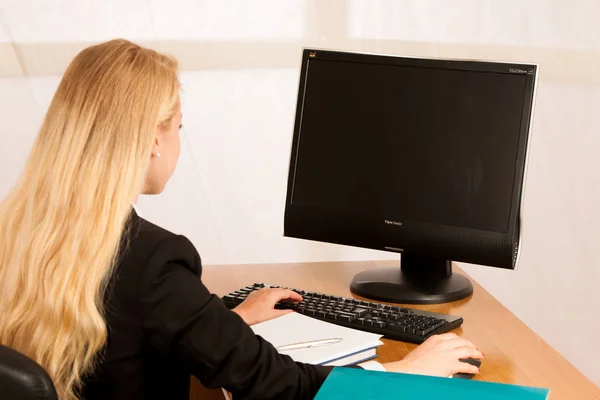 Güzel iş kadın işleri ofisinde monitro görünüyor — Stok fotoğraf