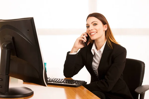 Mulher de negócios bonita fala no telefone smert no escritório em seu d — Fotografia de Stock