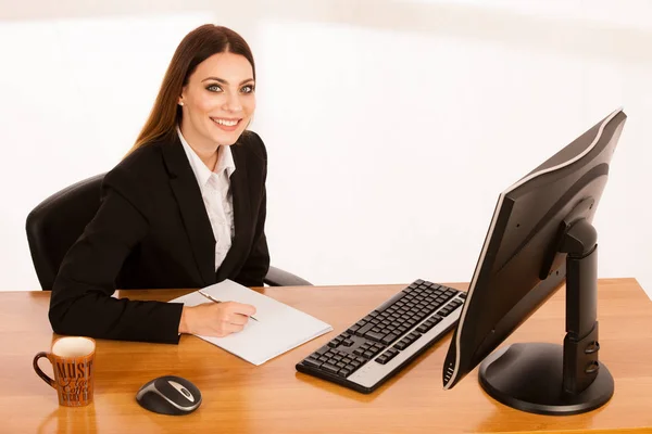 Ofiste çalışan iş kadın yüksek perspektif görünümü — Stok fotoğraf