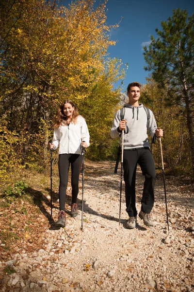 Pareja joven hikino en una cálida tarde de otoño en la naturaleza — Foto de Stock