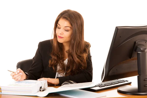 Όμορφη νεαρή μελαχρινή επιχειρήσεων γυναίκα εργασία στο γραφείο της — Φωτογραφία Αρχείου
