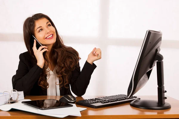 Piękny, młody biznes brunetka kobieta rozmawia na inteligentnego telefonu ove — Zdjęcie stockowe