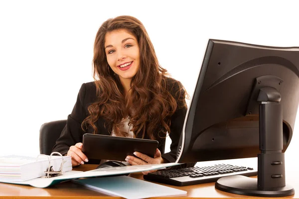 Krásná mladá brunetka obchodních žena surt internet na její kartu — Stock fotografie
