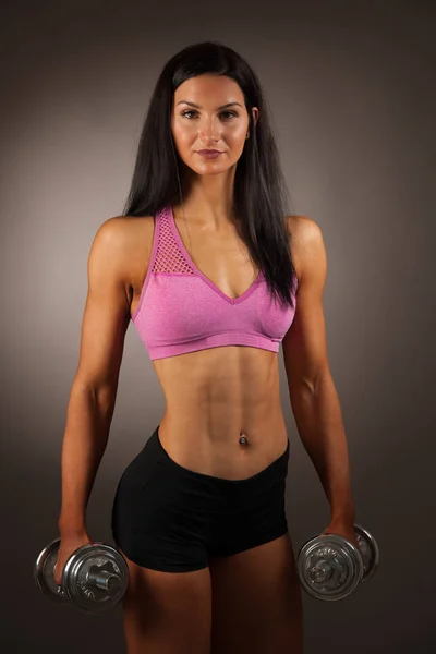 Hermoso ejercicio de mujer hispana con retrato de estudio de mancuernas —  Fotos de Stock