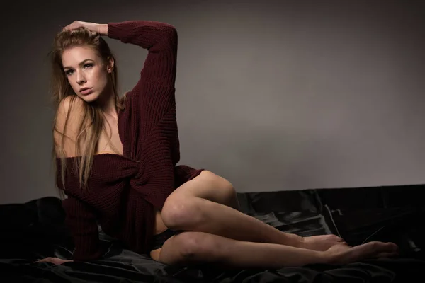 Boudoir fotografii pięknej młodej kobiety nad ciemnym backgro — Zdjęcie stockowe