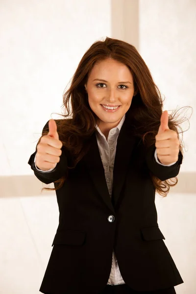 Привлекательная успешная деловая женщина появляется как жест — стоковое фото