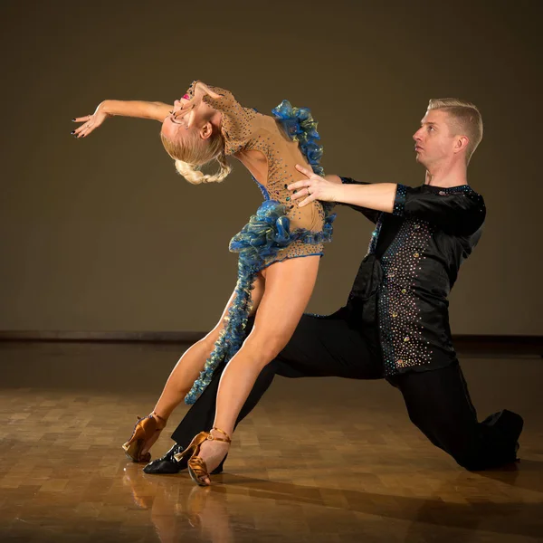 Linda dança latina profissional casal pré-forma exposição da — Fotografia de Stock