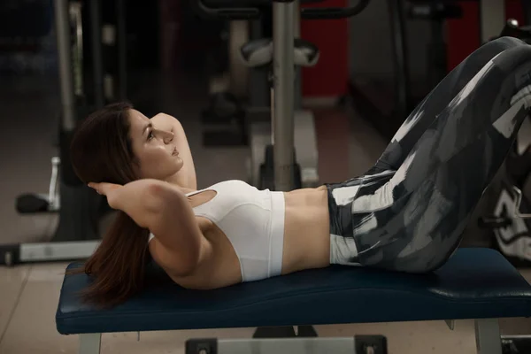 활동적인 젊은 여성 피트 니스 클럽 체육관에서 그녀의 복 근 운동 — 스톡 사진