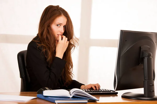 Mujer asustada estresada que trabaja en su escritorio en la oficina, rea — Foto de Stock