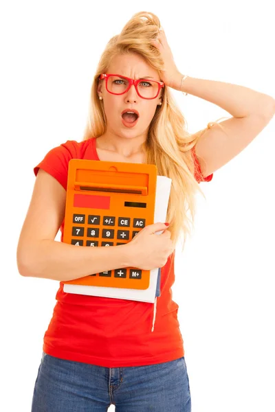 Scioccato giovane studente in t shirt rossa con calcolatrice isolato ov — Foto Stock