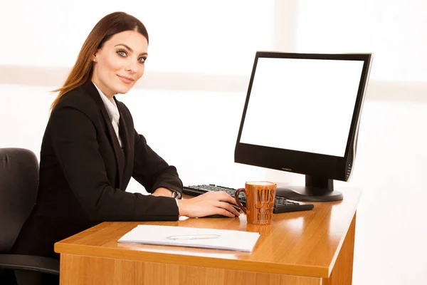 Bela jovem mulher de negócios trabalha em seu escritório com co em branco — Fotografia de Stock