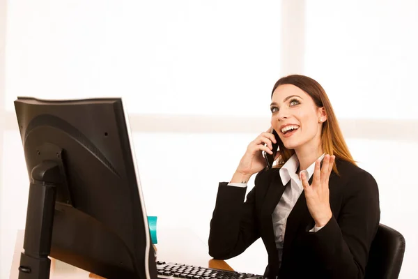 Hermosa mujer de negocios habla por teléfono smert en la oficina en su d —  Fotos de Stock