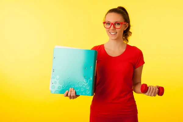 Leuke jonge gelukkig Kaukasische vrouw in rode t-shirt over levendige yel — Stockfoto